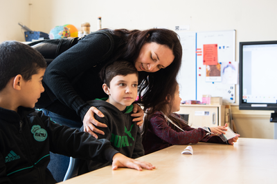 911125 Afbeelding van de eerste (Nederlandse) schooldag op de Taalschool in Utrecht voor de 8-jarige Mischa uit ...